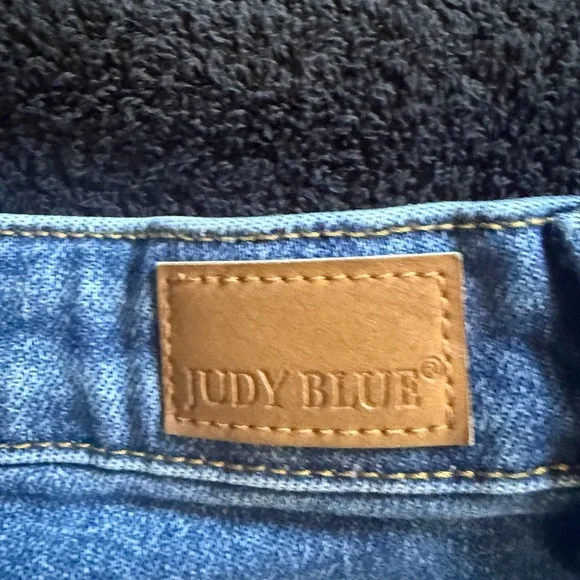 Judy Blue Frayed Hem Jean Shorts - Picture 3 of 6